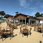 Camping Un Toit Sur Le Bassin Les Embruns *
