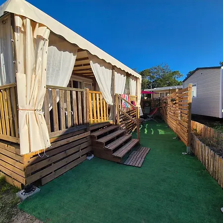 Un Toit Sur Le Bassin Les Embruns Camping *